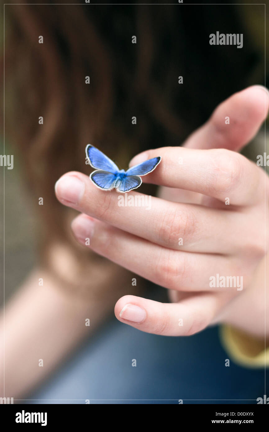 Gentile blue butterfly seduto su una mano vicino fino Foto Stock