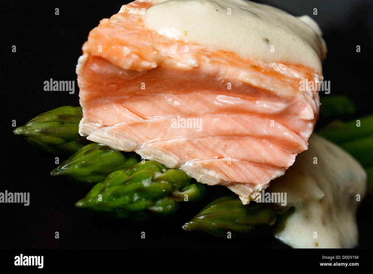 Salmone gourmet e asparagi gastro cibo servito sulla piastra di ardesia Foto Stock