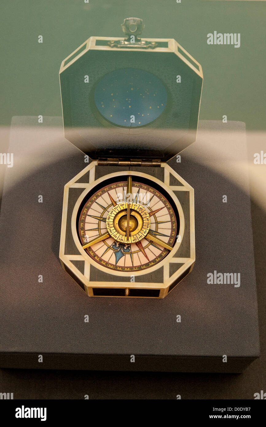 Asta di Christie's. 23/11/2012 , Londra, Regno Unito - un puntello bussola, incernierata caso in ebano con intarsi ivorine, apertura a rivelare l'interno del coperchio a cupola dipinta a mano con un cielo stellato, impostato in imitazione zigrino, dipinte a mano e quadrante inciso su un cuscinetto di ottone entro una miniatura meridiana in ottone telaio, realizzati per Johnny Depp come capitano Jack Sparrow nel 2003 Walt Disney Pictures film Pirati dei Caraibi: La maledizione della perla nera, Credito: Mario Mitsis / Alamy Live News. Foto Stock
