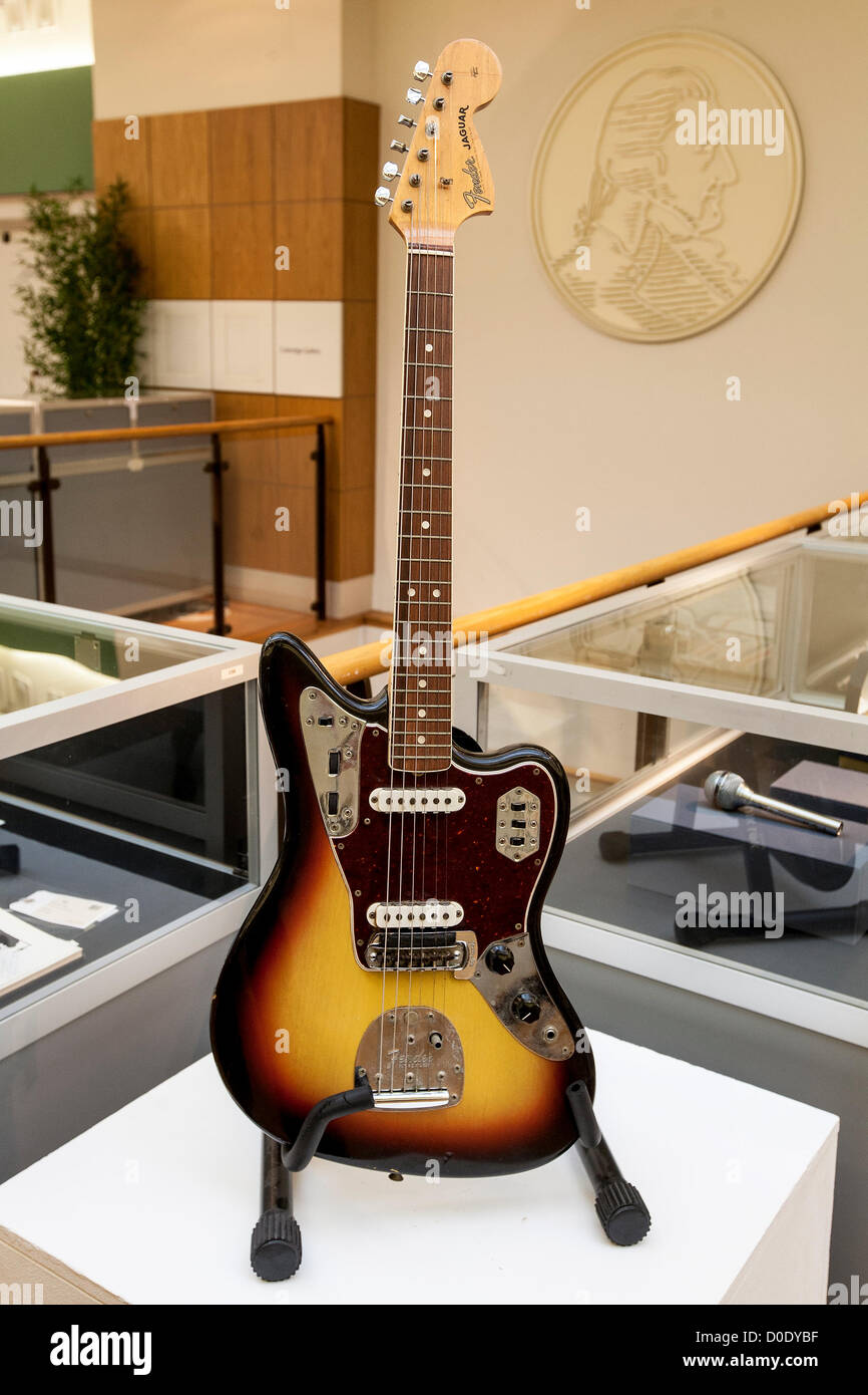 Asta di Christie's. 23/11/2012 , Londra, Regno Unito - Un anni sessanta Fender Jaguar chitarra, numero di serie 158711, in finitura sunburst, doppio corpo asportata, un 22 fret tastiera con intarsi di madreperla, con chiazze battipenna borgogna, di proprietà di Elvis Presley e utilizzato nel 1966 film M.G.M. Spin Out da Jimmy Hawkins, Credito: Mario Mitsis / Alamy Live News. Foto Stock