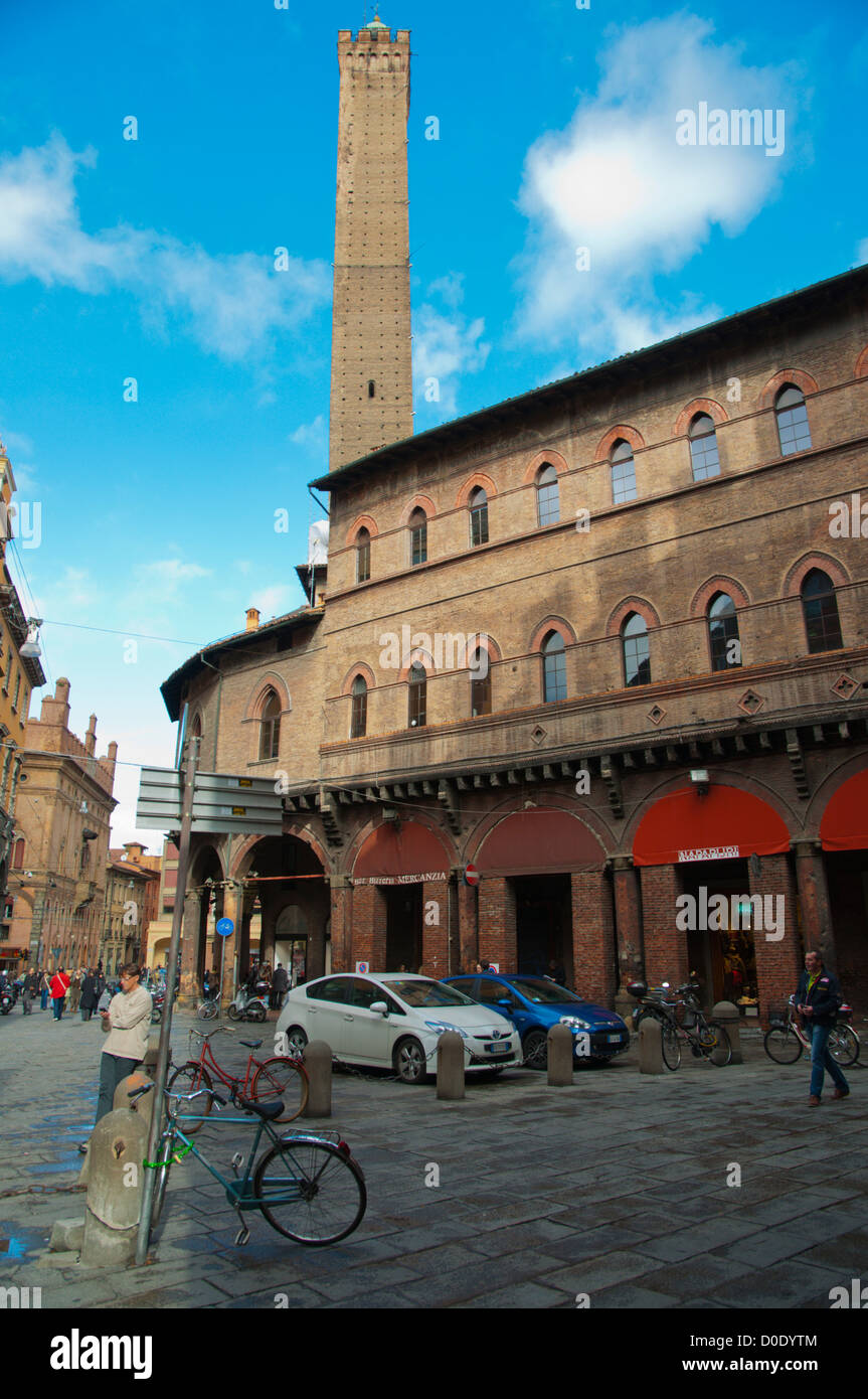 Piazza della Mercanzia piazza con Torre degli Asinelli torre nel Quadrilatero di sfondo central old town Bologna, Italia Foto Stock