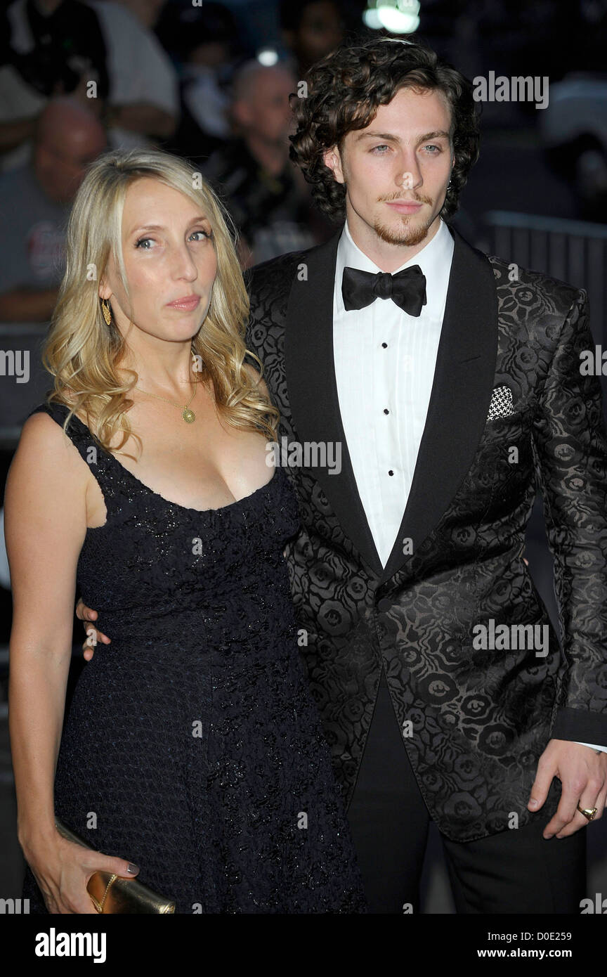 Sam Taylor-Wood e Aaron Johnson GQ Man of the Year Awards tenutosi presso la Royal Opera HouseArrivals. London Inghilterra England Foto Stock