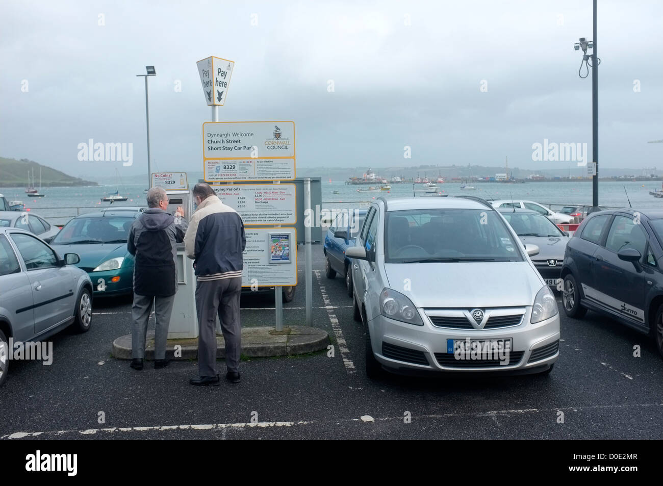 Due uomini acquistano i biglietti per il parcheggio in Church street car park in Falmouth, Cornwall, Regno Unito Foto Stock
