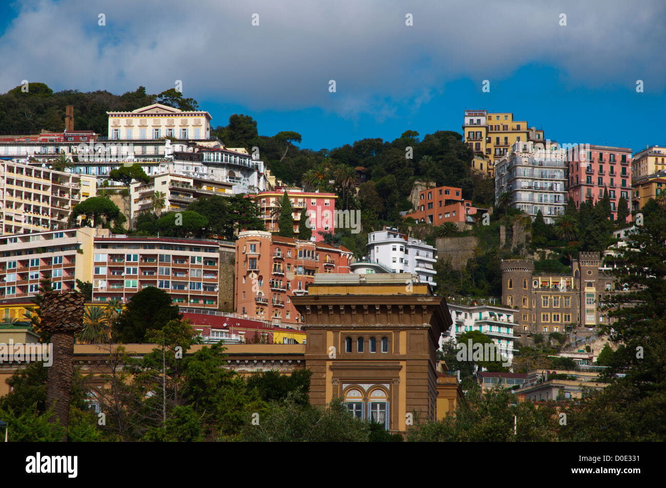 Case sulle colline alle spalle di quartiere Chiaia Napoli città la regione Campania sud Italia Europa Foto Stock