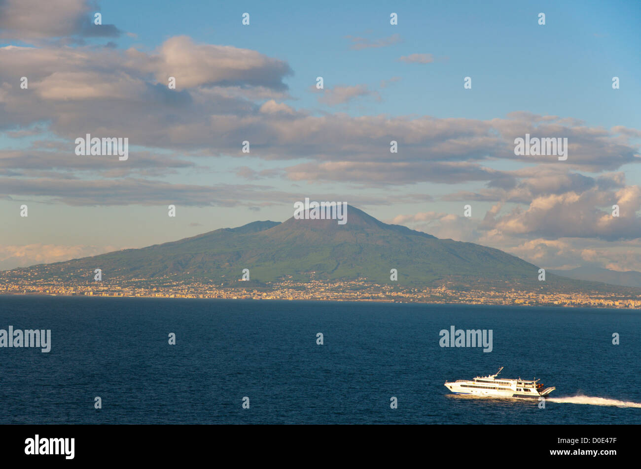 Aliscafo nella parte anteriore del Vesuvio nel Golfo di Napoli a Sorrento resort città la regione Campania sud Italia Europa Foto Stock