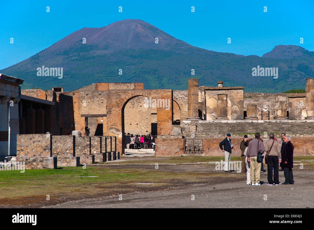 Foro il Forum con il Vesuvio sullo sfondo Pompei la città romana sepolta nella lava vicino a Napoli Foto Stock