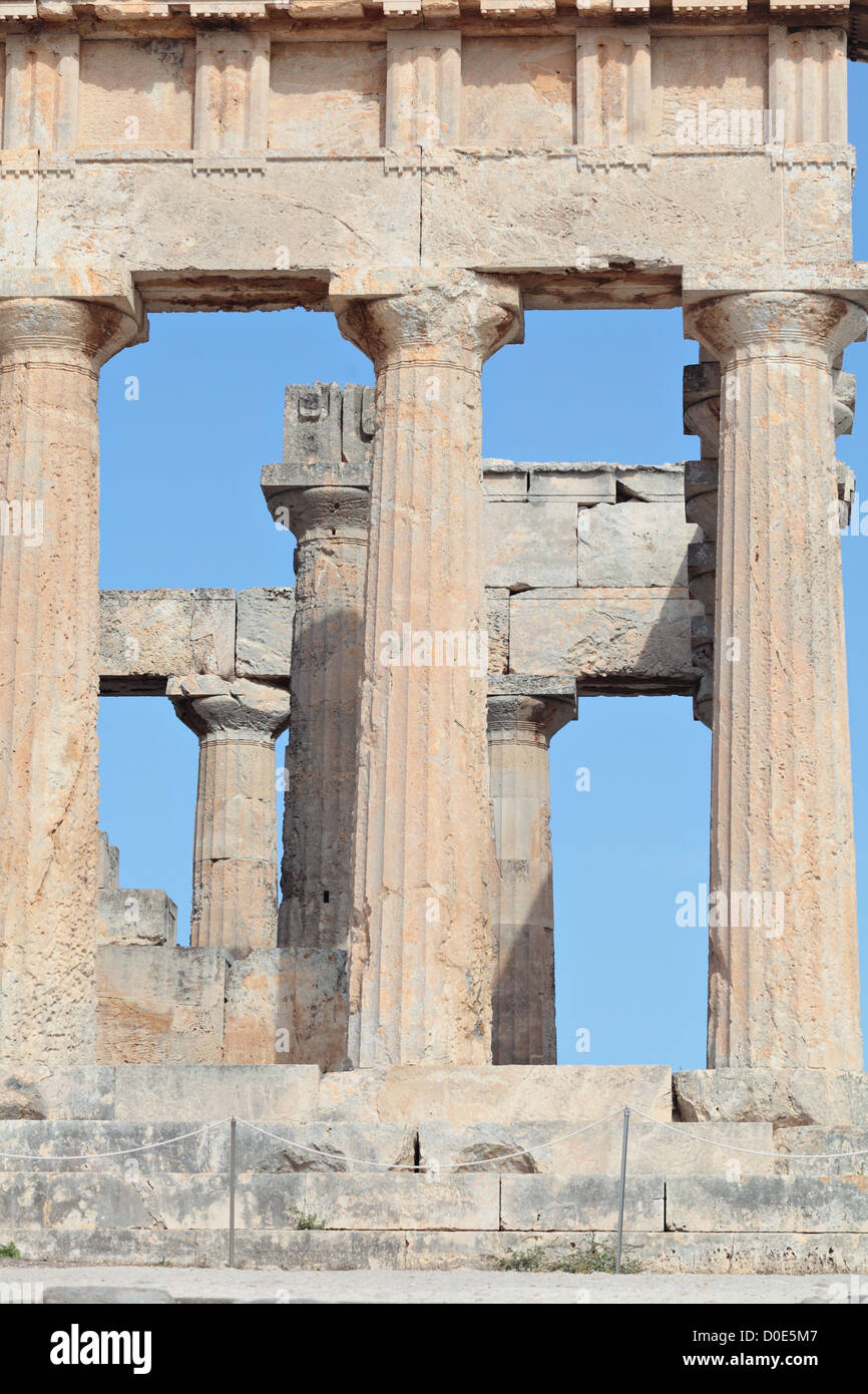 Alcune delle antiche colonne con capitelli dorici al tempio di Aphaia, Egina, Grecia, che risale dal c. 500BC Foto Stock