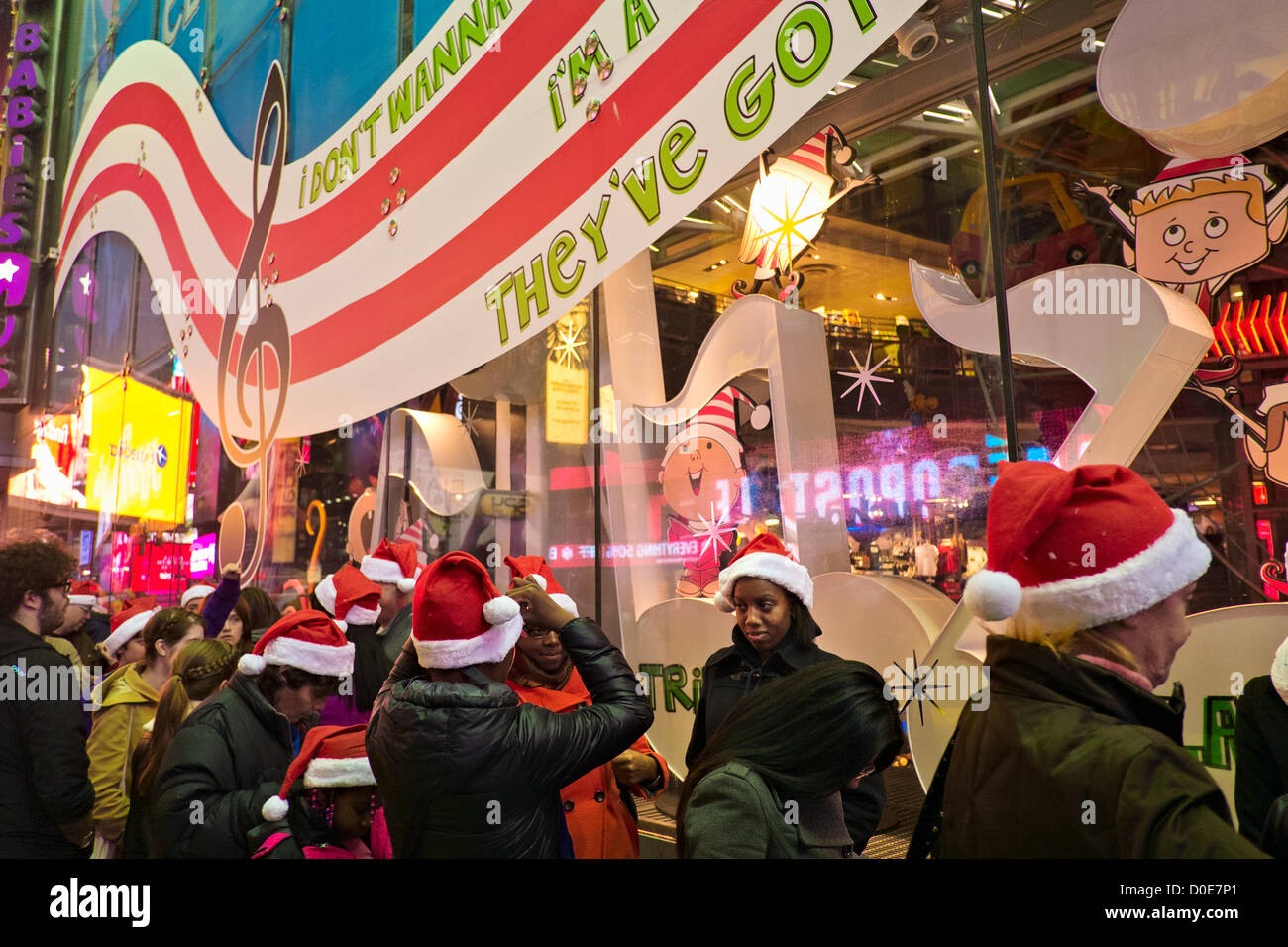 Novembre 22, 2012, New York, NY. Persone che indossano Santa Claus cappelli supporto in linea per prendere vantaggio di vendita vacanza al Times Square Toys R Us store, che apre alle 8 del pomeriggio del Giorno del Ringraziamento vacanza Foto Stock