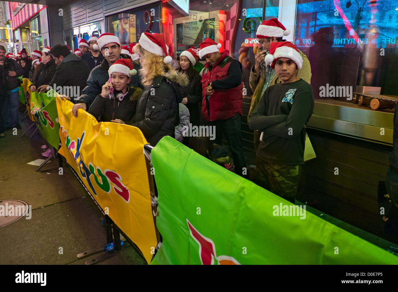 Novembre 22, 2012, New York, NY. Persone che indossano Santa Claus cappelli supporto in linea per prendere vantaggio di vendita vacanza al Times Square Toys R Us store, che apre alle 8 del pomeriggio del Giorno del Ringraziamento vacanza Foto Stock