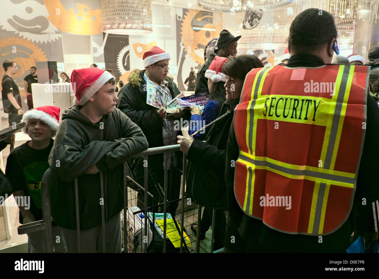 Novembre 22, 2012, New York, NY. Un ragazzo in una Santa Claus hat sorge in linea per prendere vantaggio di vendita vacanza al Times Square Toys R Us store, che apre alle 8 del pomeriggio del Giorno del Ringraziamento vacanza Foto Stock