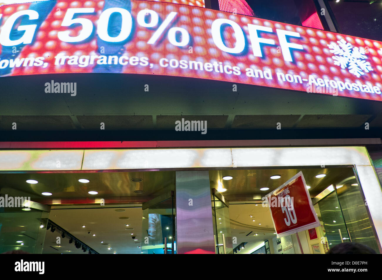 Novembre 22, 2012, New York, NY. Segni pubblicizza il 50% di sconto presso il negozio Aeropostale di New York Times Square, che come molti negozi, era aperto sul giorno del Ringraziamento vacanza Foto Stock