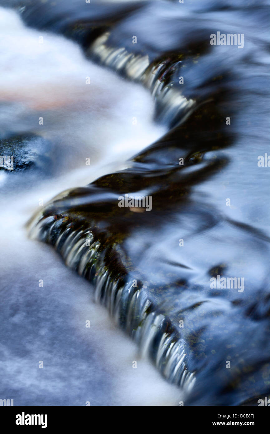Dettaglio in Walden Beck al di sotto di West Burton cascata Wensleydale North Yorkshire, Inghilterra Foto Stock