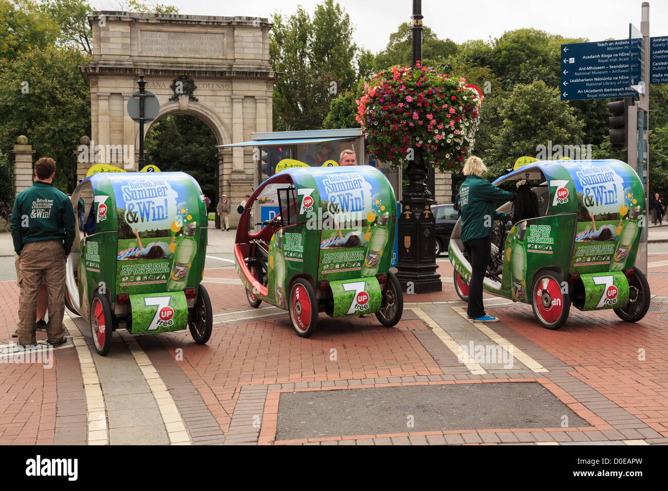 Le cabine di eco pedicabs pedale di risciò ciclo taxi per il City Sightseeing Tours a Dublino Sud Irlanda, Eire Foto Stock