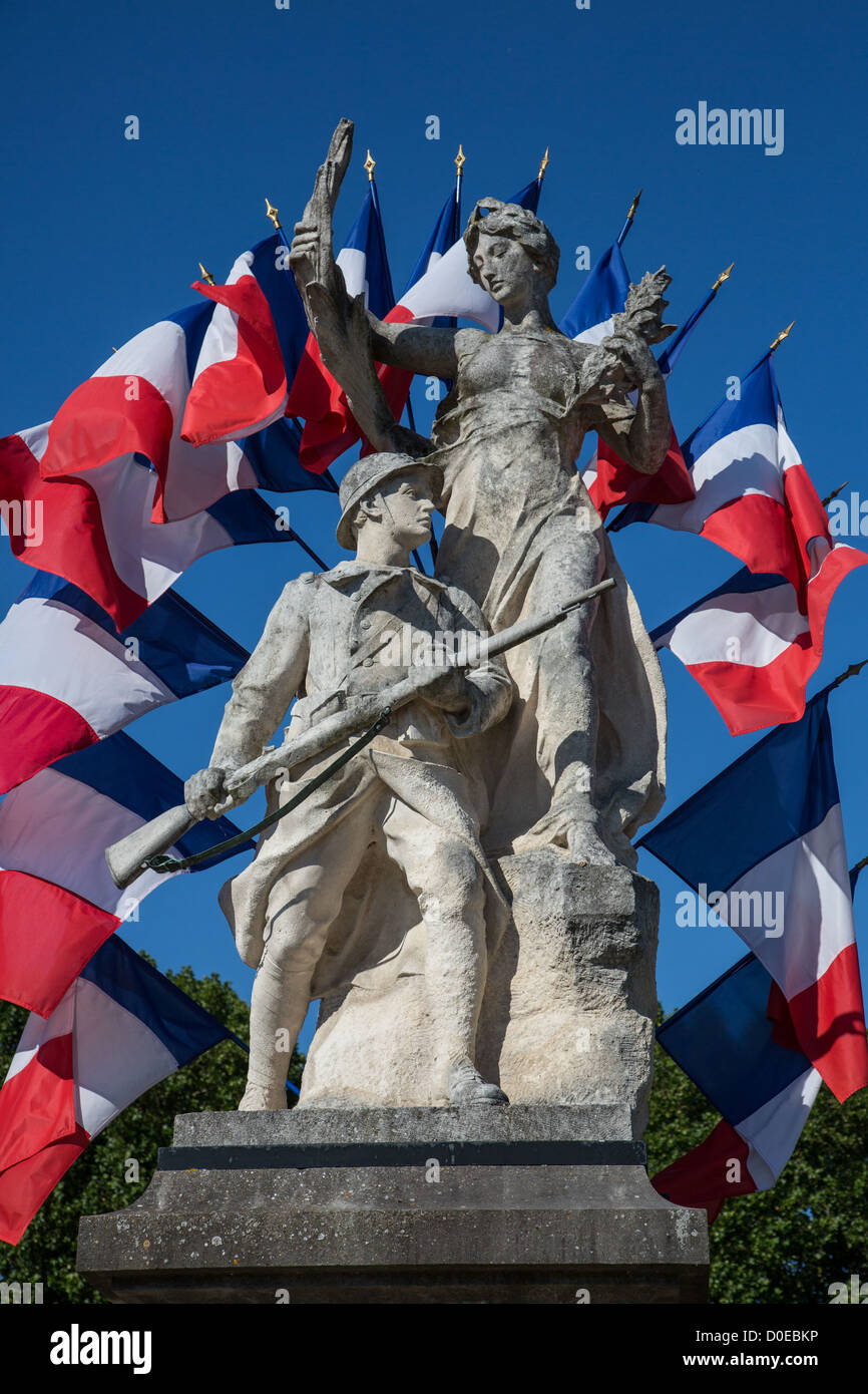 Il francese Marianne ringraziando soldati caduti nella Prima guerra mondiale guerra monumento morto sotto la moltitudine tricolore bandiere francese Foto Stock