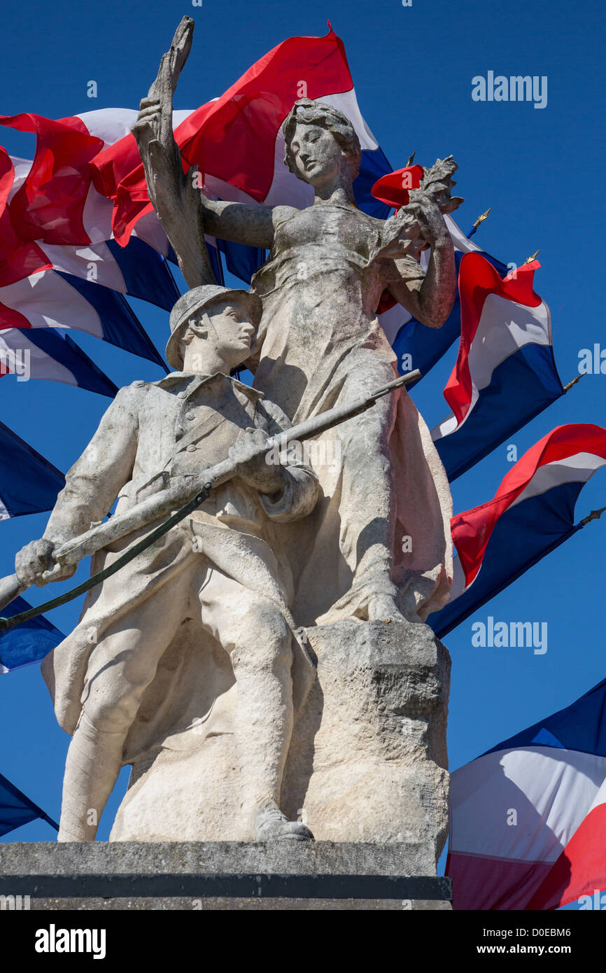 Il francese Marianne ringraziando soldati caduti nella Prima guerra mondiale guerra monumento morto sotto la moltitudine tricolore bandiere francese Foto Stock