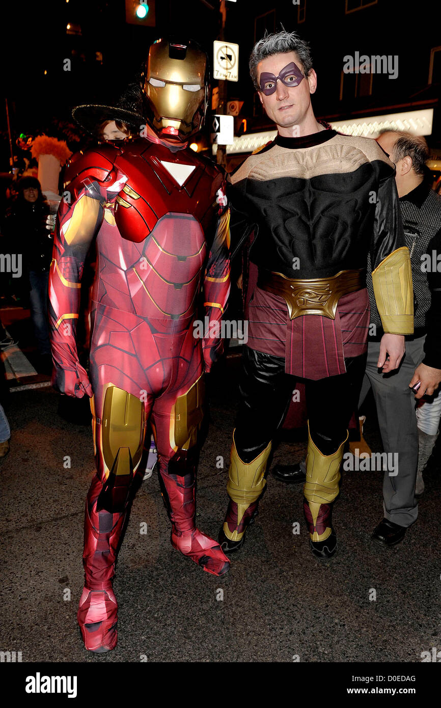 Frequentatori di partito vestito come Iron Man e Watchmen Ozymandias la Chiesa Street Block Party - Toronto annuali di Halloween Foto Stock