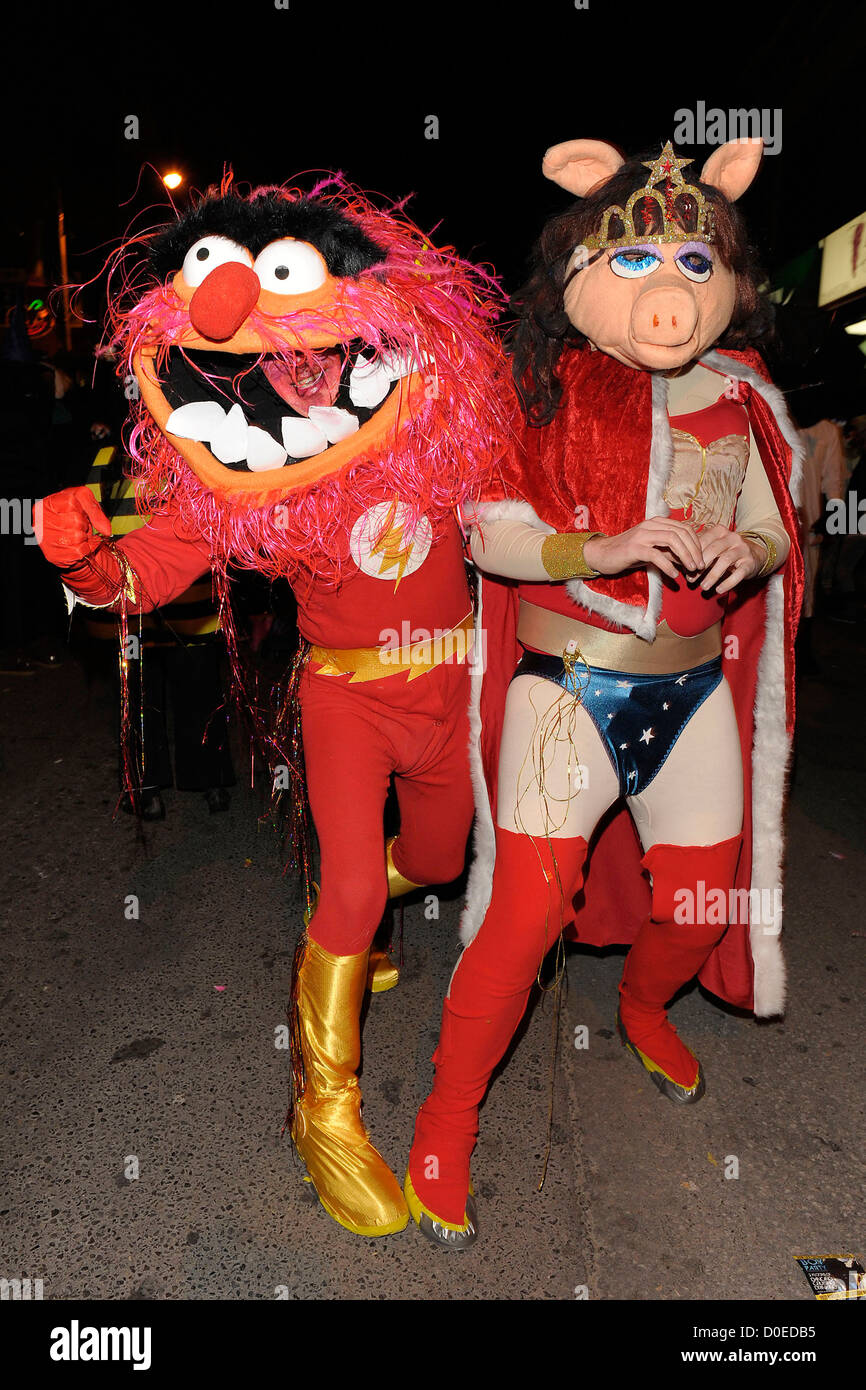 Frequentatori di partito vestito come Elmo-The Flash e Piggy-Wonderwoman per la Chiesa Street Block Party - Toronto annuali di Halloween Foto Stock
