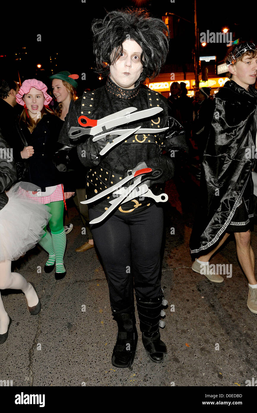 Party goer vestito come Edward Mani di Forbice per la Chiesa Street Block  Party - Toronto annuale della festa di Halloween sulla Chiesa Foto stock -  Alamy