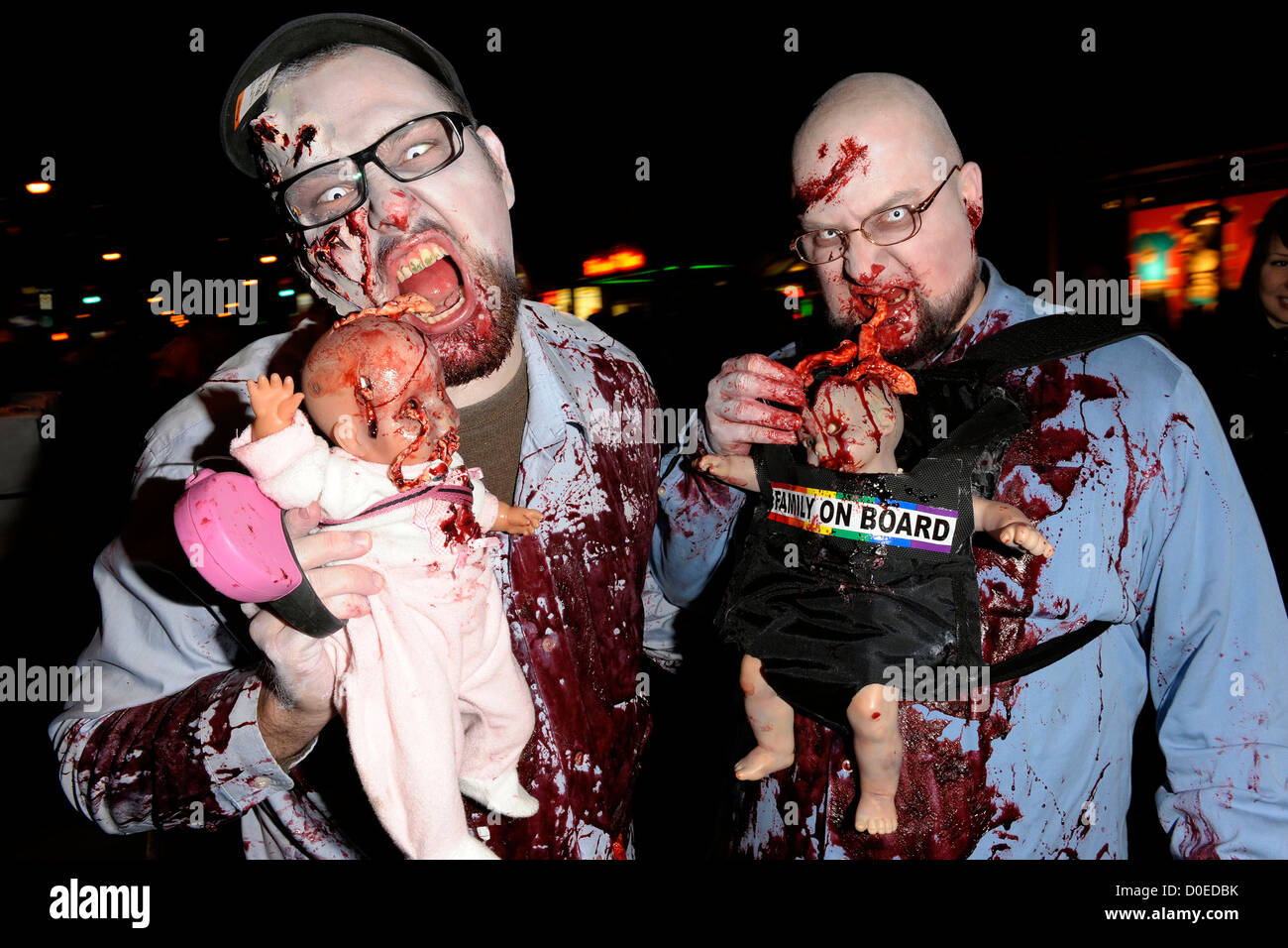 Frequentatori di partito vestito come zombie per la Chiesa Street Block Party - Toronto annuale della festa di Halloween su Church Street. Foto Stock