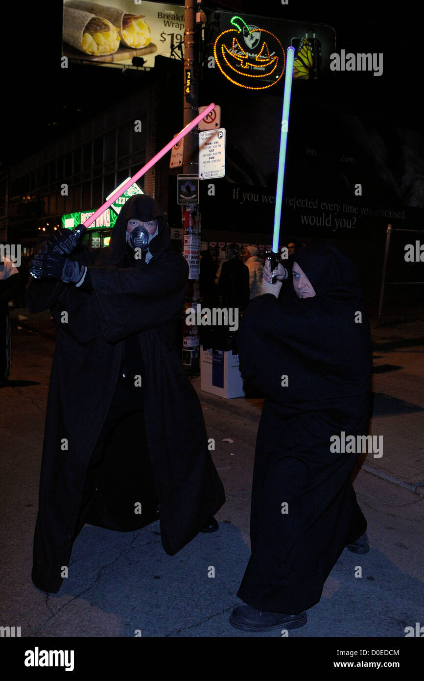Frequentatori di partito vestito come Star Wars Imperatore Palpatine per la Chiesa Street Block Party - Toronto annuale della festa di Halloween Foto Stock