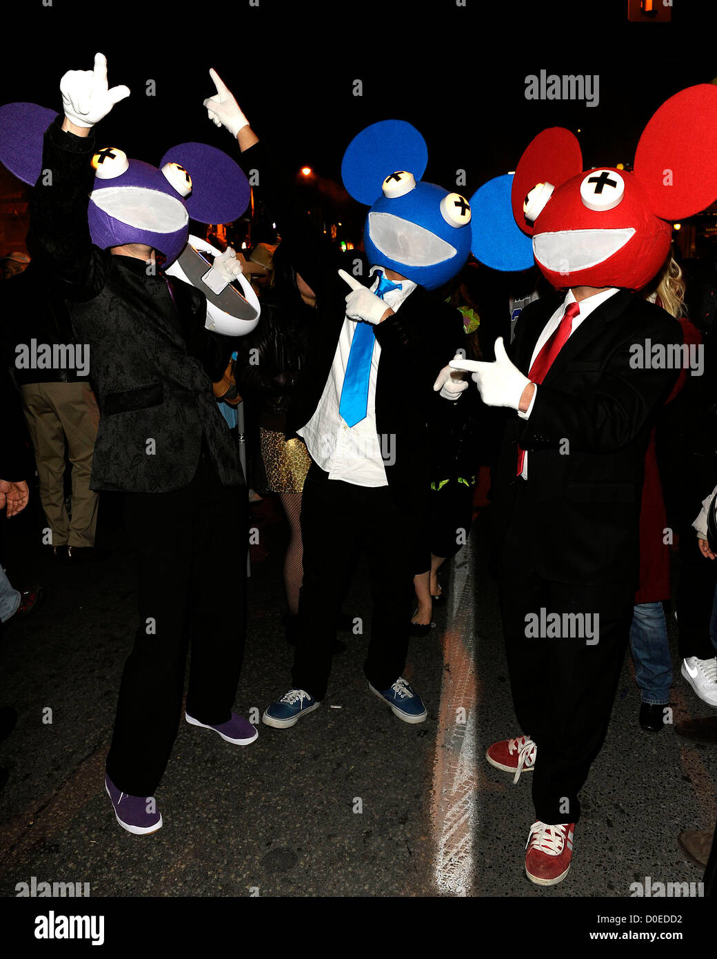 Frequentatori di partito vestito come DJ Deadmau per la Chiesa Street blocco PartyToronto annuale della festa di Halloween su Church Street. Foto Stock