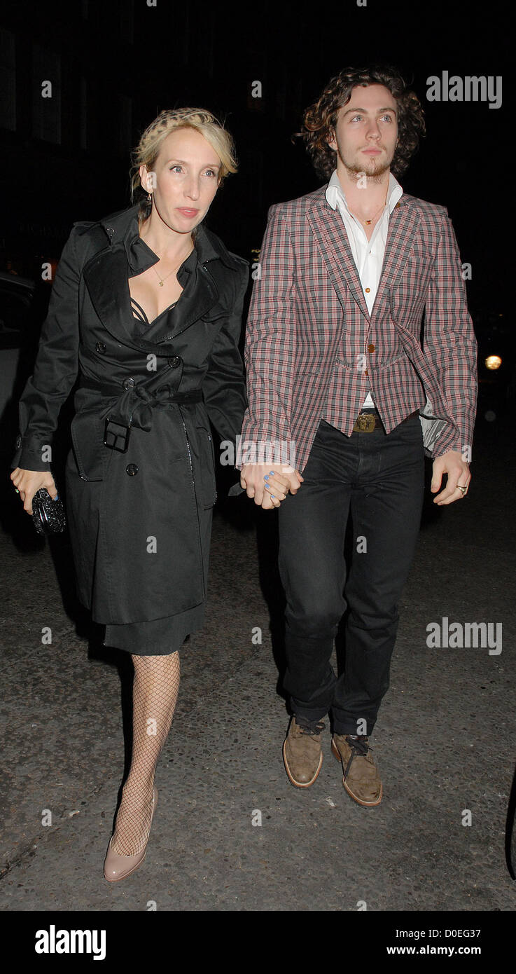 Sam Taylor Wood e Aaron Johnson , Harper's Bazaar donne dell'anno Awards - fuori gli Arrivi Londra, Inghilterra - 01.11.10 Foto Stock