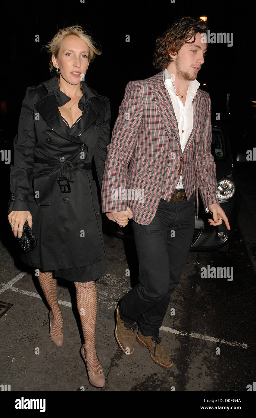 Sam Taylor Wood e Aaron Johnson , Harper's Bazaar donne dell'anno Awards - fuori gli Arrivi Londra, Inghilterra - 01.11.10 Foto Stock