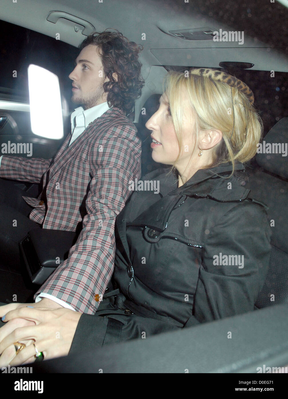 Sam Taylor Wood e Aaron Johnson, Harper's Bazaar donne dell'anno Awards - Partenze. Londra, Inghilterra - 01.11.10 Foto Stock