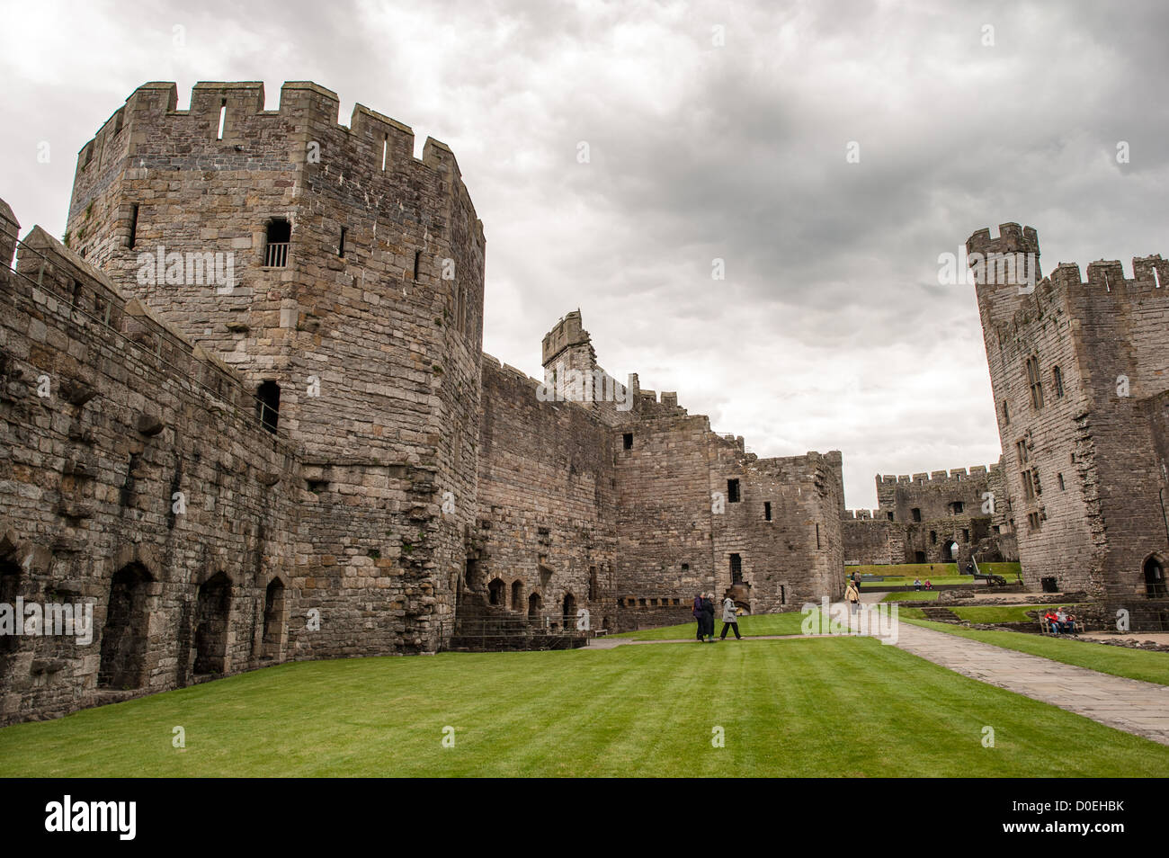 CAERNARFON, Galles — pareti interne al castello di Caernarfon nel Galles nord-occidentale. Un castello originariamente sorgeva sul sito risalente alla fine dell'XI secolo, ma alla fine del XIII secolo re Edoardo i commissionò una nuova struttura che si erge fino ad oggi. Ha torri caratteristiche ed è uno dei castelli meglio conservati della serie commissionata da Edoardo I. Foto Stock