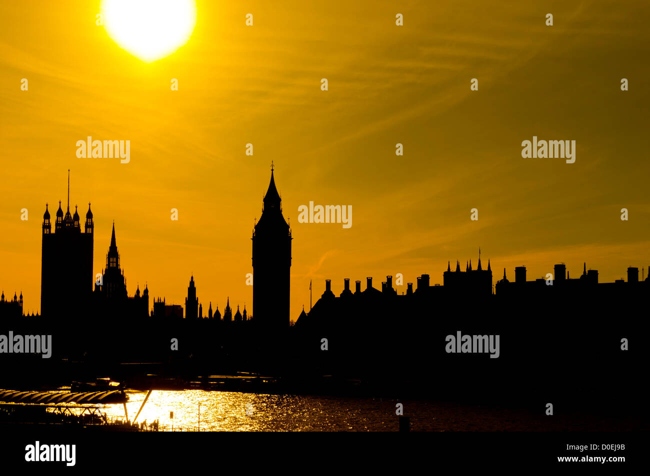 Sun stagliano vista del Big Ben e la skyline di Londra dal Tamigi Foto Stock