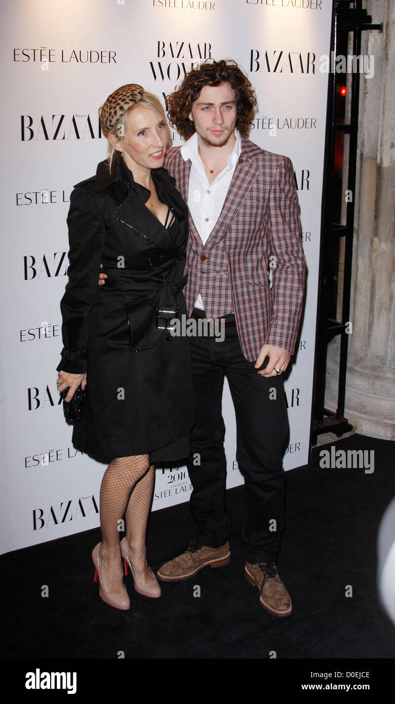 Sam Taylor Wood, Aaron Johnson Harper's Bazaar Donna dell'anno Awards 2010 tenutasi in corrispondenza di una zona di Mayfair - arrivi a Londra, Inghilterra - Foto Stock