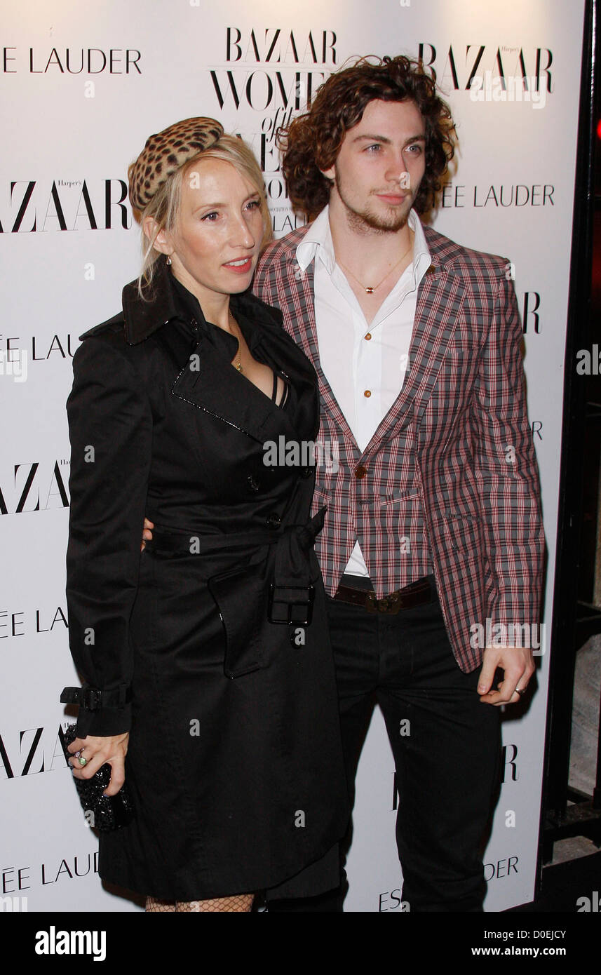 Sam Taylor Wood, Aaron Johnson Harper's Bazaar Donna dell'anno Awards 2010 tenutasi in corrispondenza di una zona di Mayfair - arrivi a Londra, Inghilterra - Foto Stock