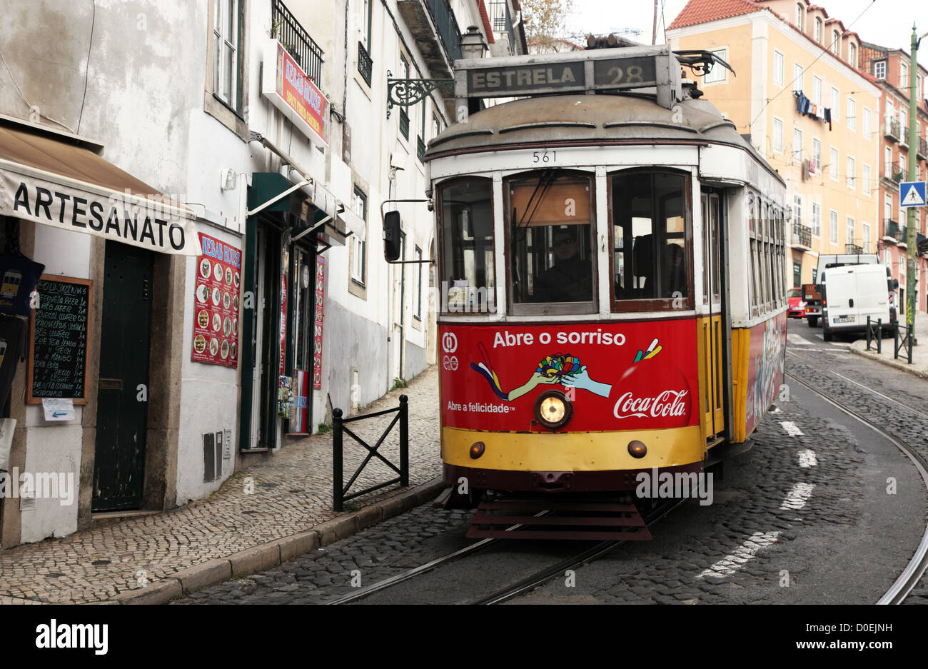 Lisbona trasporto pubblico tram, n. 28, sette colline rotta Foto Stock