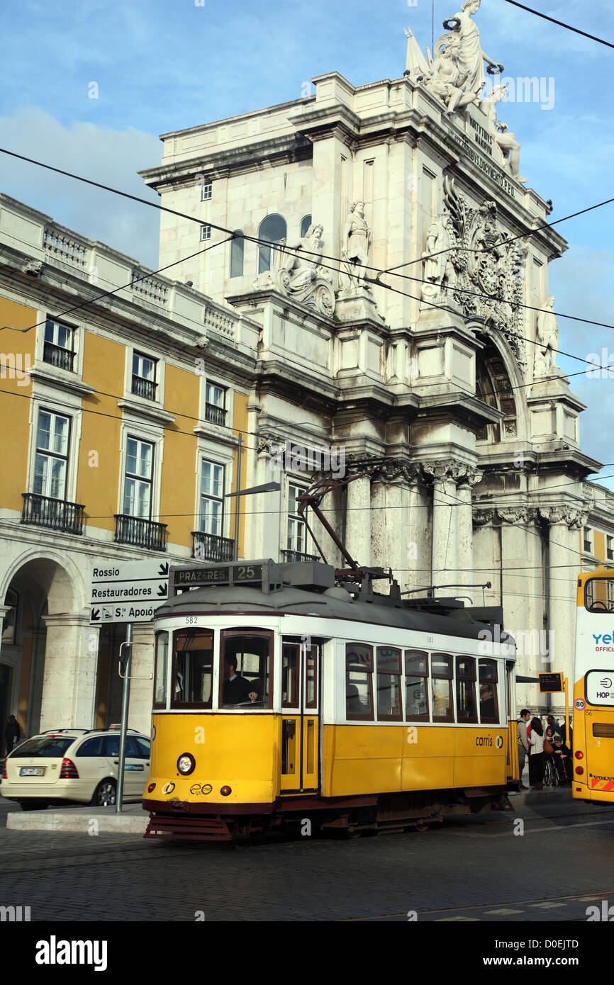 Lisbona trasporto pubblico tram. Praca do Comercio, Portogallo Foto Stock