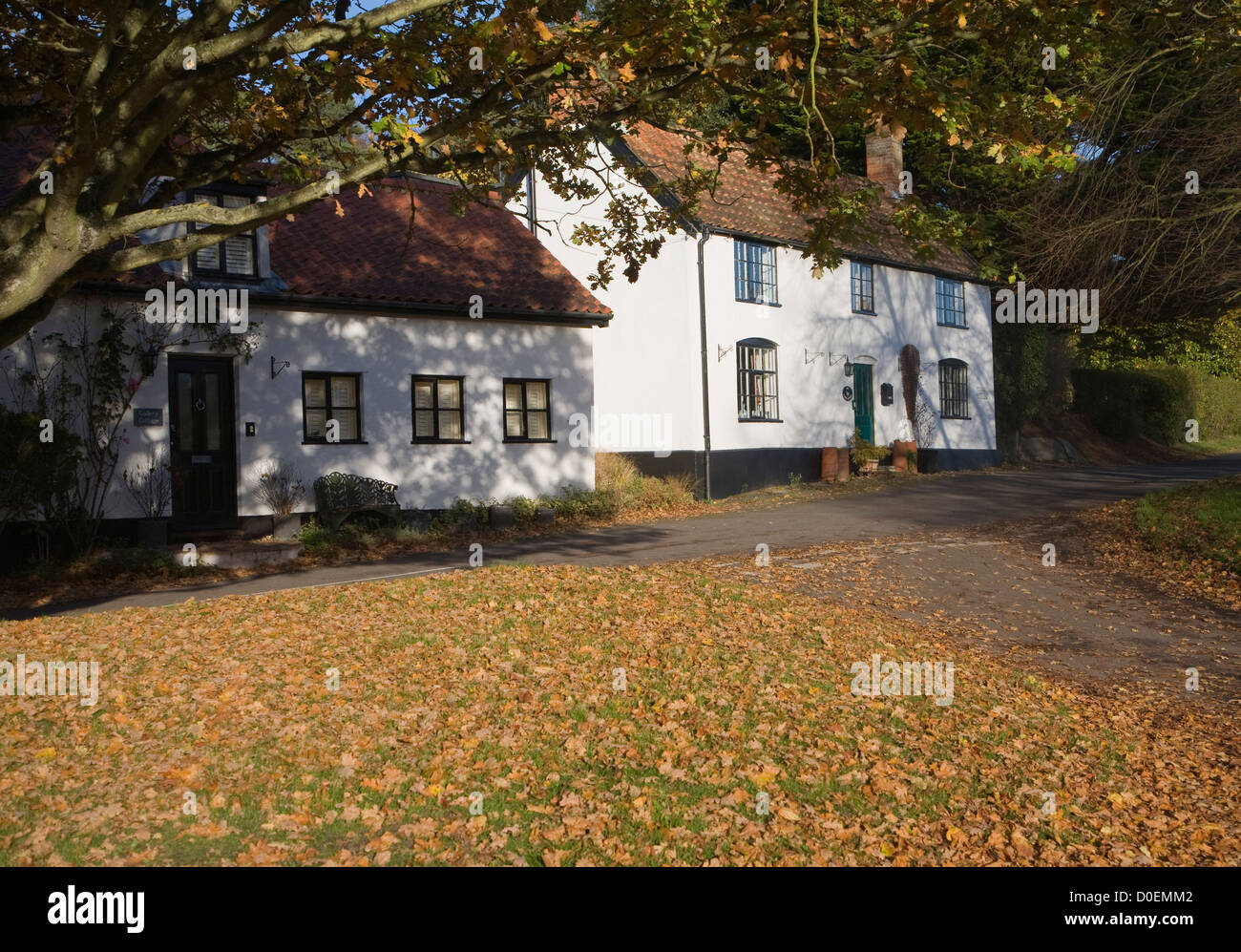 Cottage di campagna Foglie di autunno Westleton, Suffolk, Inghilterra Foto Stock