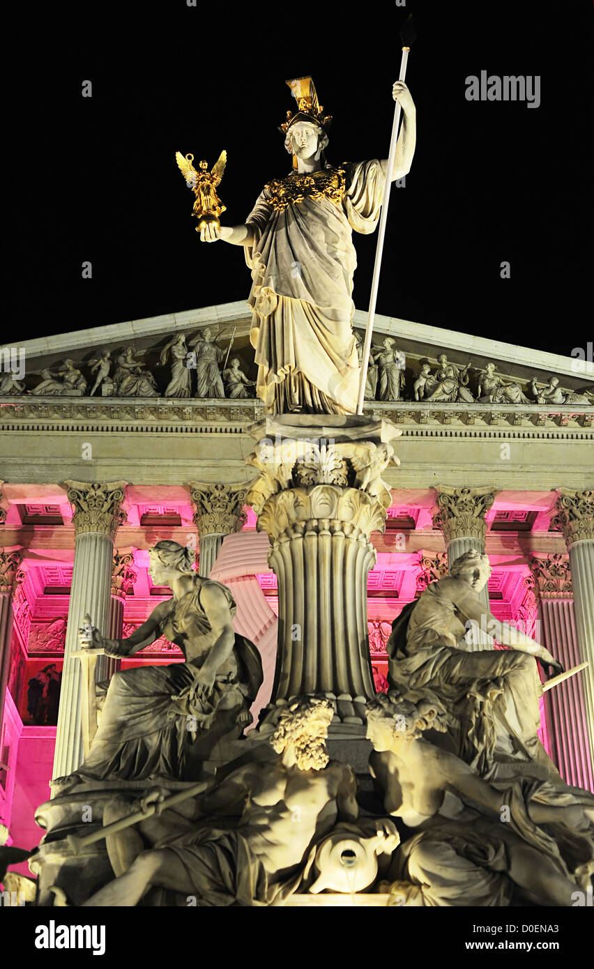 Pallas Athena, pietra figura, Vienna, sorge di fronte al parlamento austriaco Foto Stock