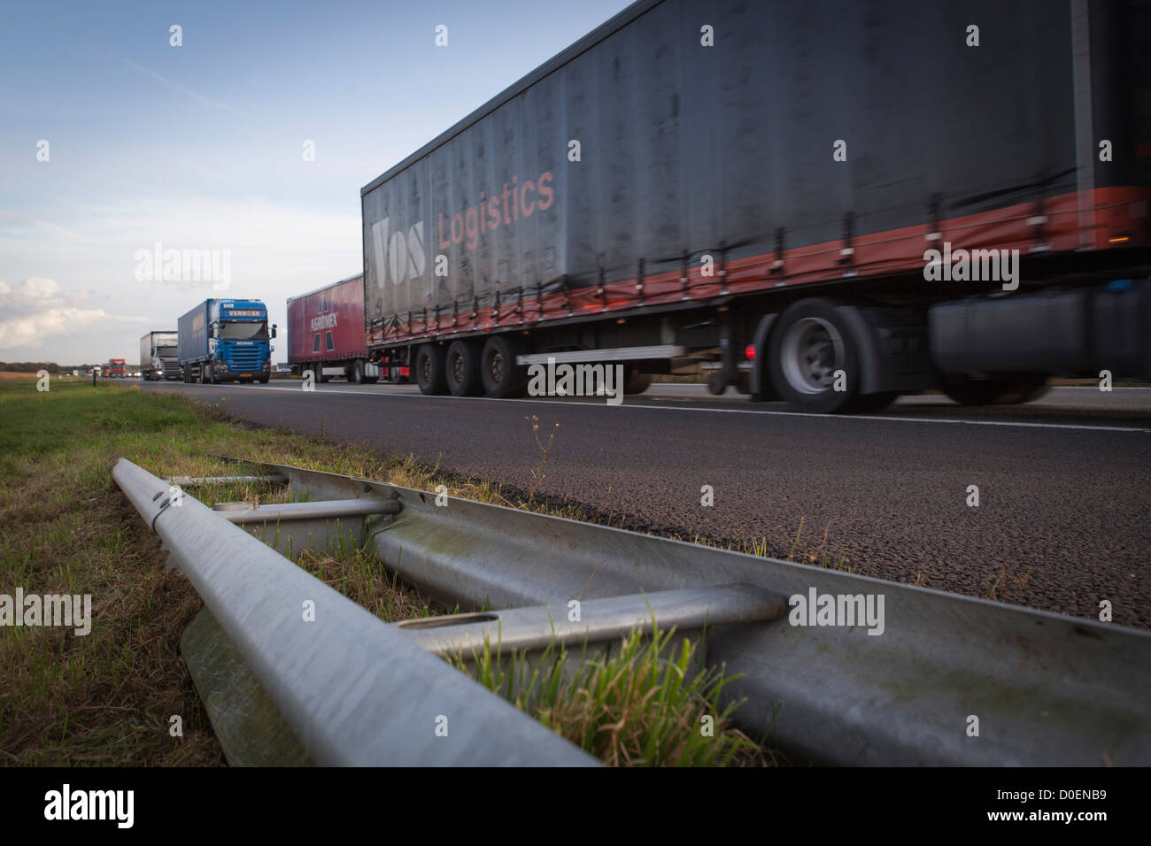 Camion e trasporto su autostrada A67 Paesi Bassi Europa itinerario più importante da Anversa e Rotterdam alla Germania per la logistica Foto Stock