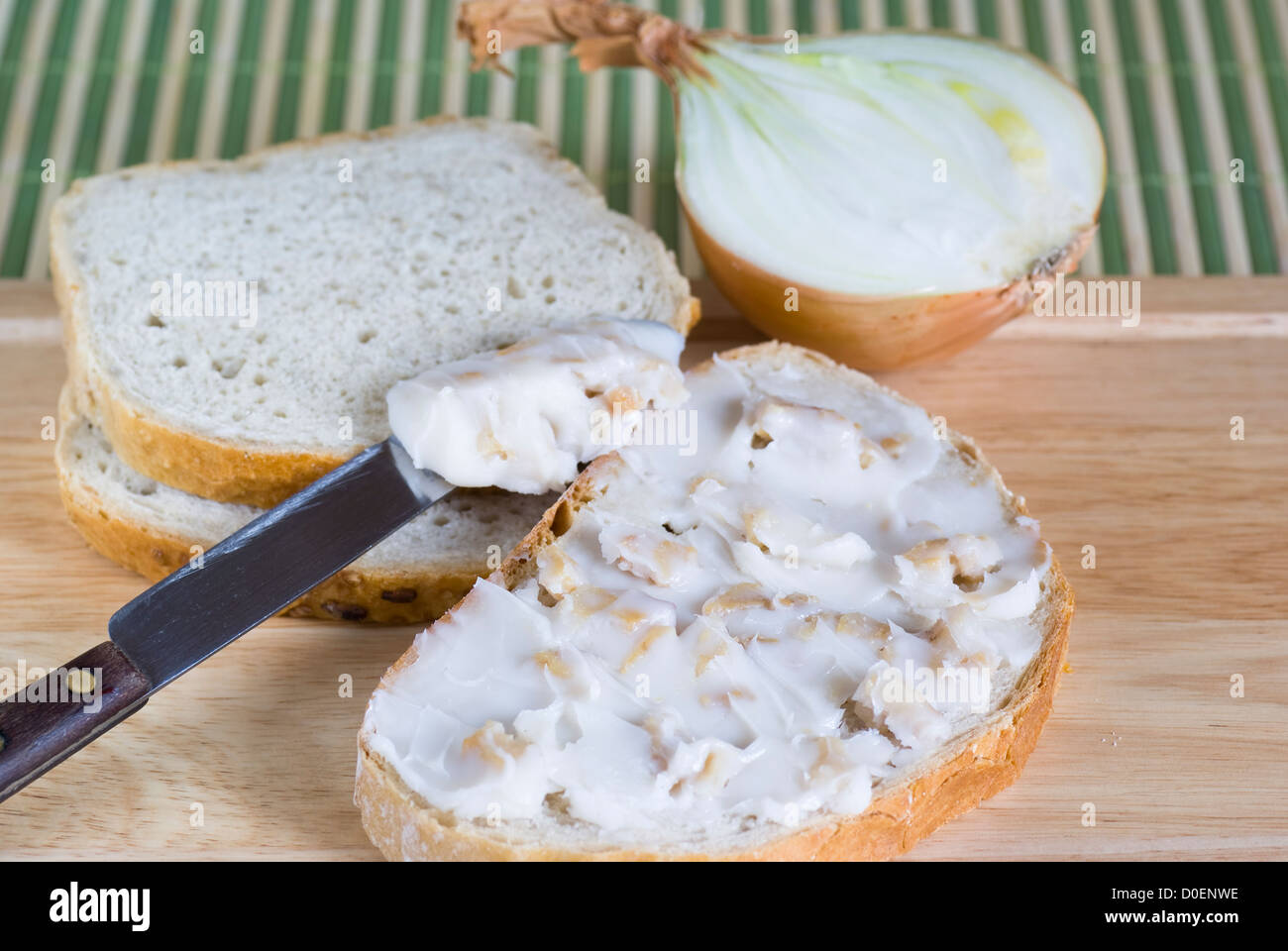 Fetta di pane unta con lo strutto e cipolla Foto Stock