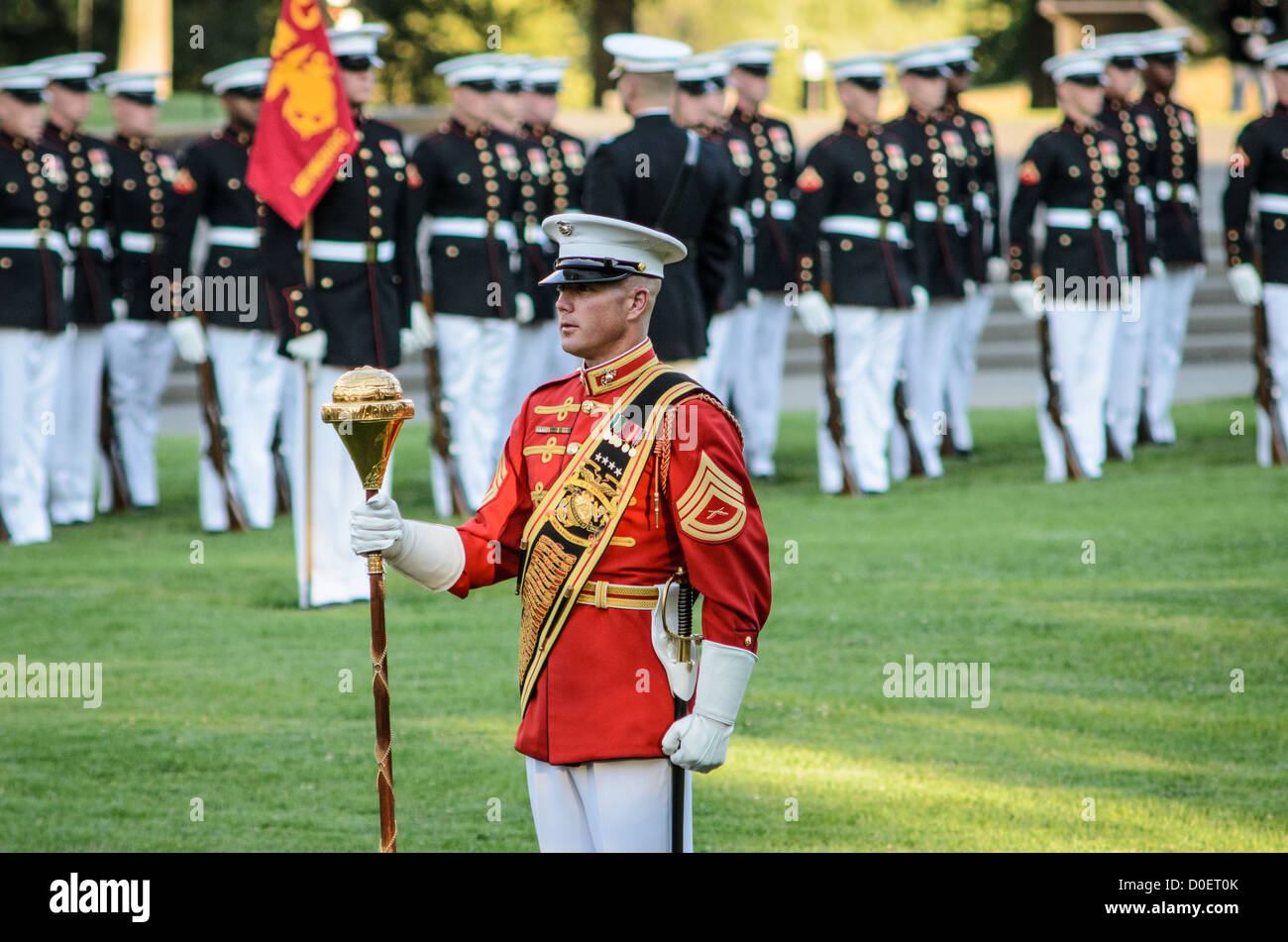 ARLINGTON, Virginia, Stati Uniti - i Marines si esibiscono durante la Marine Corps Sunset Parade al Marine Corps War Memorial, noto anche come Iwo Jima Memorial, ad Arlington, Virginia. La Sunset Parade, che presenta il Silent Drill Platoon e il Comandante's Own Drum and Bugle Corps, si svolge il martedì sera durante i mesi estivi. L'iconico memoriale, raffigurante la bandiera che innalza su Iwo Jima, funge da sfondo drammatico per questa antica tradizione militare. Foto Stock