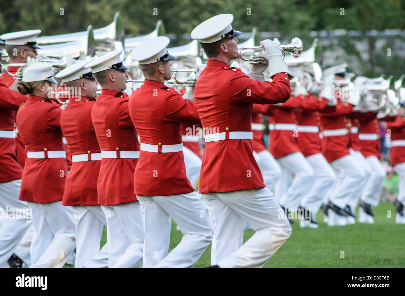 ARLINGTON, Virginia, Stati Uniti — il Commandant's Own, ufficialmente noto come United States Marine Drum and Bugle Corps, si esibisce durante la Sunset Parade al Marine Corps War Memorial, noto anche come Iwo Jima Memorial, ad Arlington, Virginia. La Sunset Parade, con spettacoli di marching band e esercitazioni di precisione, si svolge il martedì sera durante i mesi estivi. L'iconico memoriale, raffigurante la bandiera che innalza su Iwo Jima, funge da sfondo drammatico per questa antica tradizione militare. Foto Stock