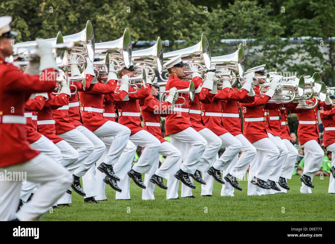 ARLINGTON, Virginia, Stati Uniti — il Commandant's Own, ufficialmente noto come United States Marine Drum and Bugle Corps, si esibisce durante la Sunset Parade al Marine Corps War Memorial, noto anche come Iwo Jima Memorial, ad Arlington, Virginia. La Sunset Parade, con spettacoli di marching band e esercitazioni di precisione, si svolge il martedì sera durante i mesi estivi. L'iconico memoriale, raffigurante la bandiera che innalza su Iwo Jima, funge da sfondo drammatico per questa antica tradizione militare. Foto Stock
