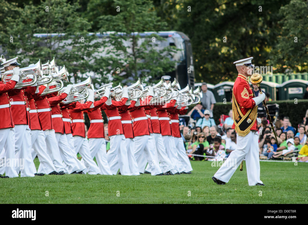 ARLINGTON, Virginia, Stati Uniti — il Commandant's Own, ufficialmente noto come United States Marine Drum and Bugle Corps, si esibisce durante la Sunset Parade al Marine Corps War Memorial, noto anche come Iwo Jima Memorial, ad Arlington, Virginia. La Sunset Parade, con spettacoli di marching band e esercitazioni di precisione, si svolge il martedì sera durante i mesi estivi. L'iconico memoriale, raffigurante la bandiera che innalza su Iwo Jima, funge da sfondo drammatico per questa antica tradizione militare. Foto Stock