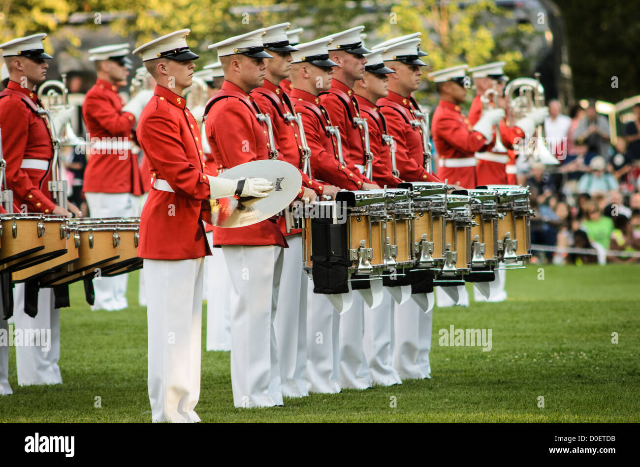 ARLINGTON, Virginia, Stati Uniti — il Commandant's Own, ufficialmente noto come United States Marine Drum and Bugle Corps, si esibisce durante la Sunset Parade al Marine Corps War Memorial, noto anche come Iwo Jima Memorial, ad Arlington, Virginia. La Sunset Parade, con spettacoli di marching band e esercitazioni di precisione, si svolge il martedì sera durante i mesi estivi. L'iconico memoriale, raffigurante la bandiera che innalza su Iwo Jima, funge da sfondo drammatico per questa antica tradizione militare. Foto Stock