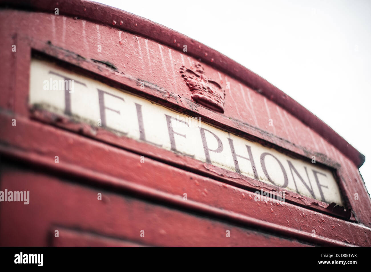 La parte superiore di un vecchio rosso inglese casella Telefono. Foto Stock