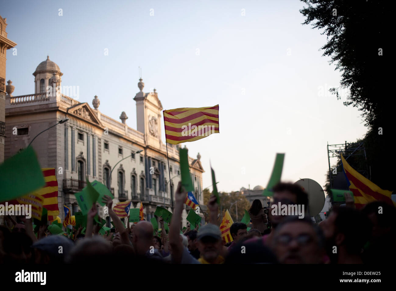 Bandiera catalana durante la xi di settembre independentist dimostrazione in Barcelona Foto Stock