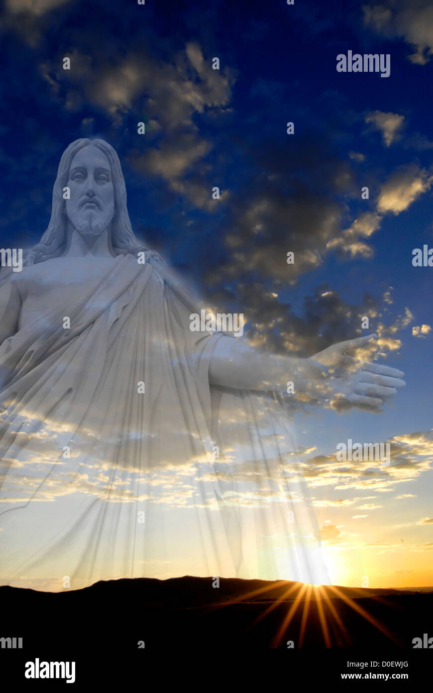 Gesù che stava in bianco e grigio tempesta nuvole nel cielo blu con raggi di luce Foto Stock