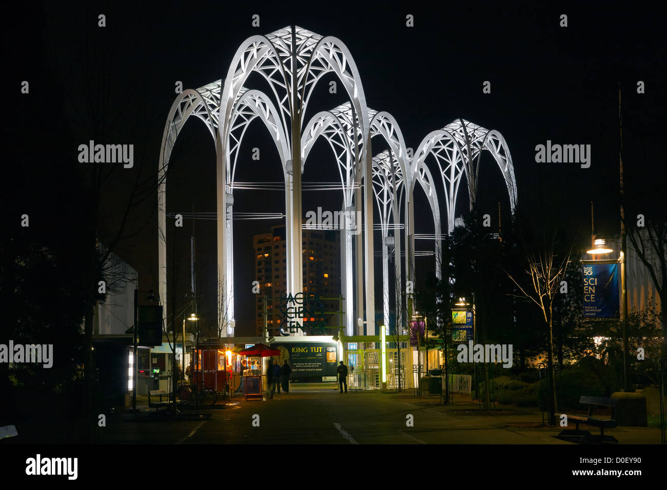 WASHINGTON - la notte vista di archi presso l'entrata al Centro della Scienza del Pacifico a Seattle Center in downtown di Seattle. Foto Stock