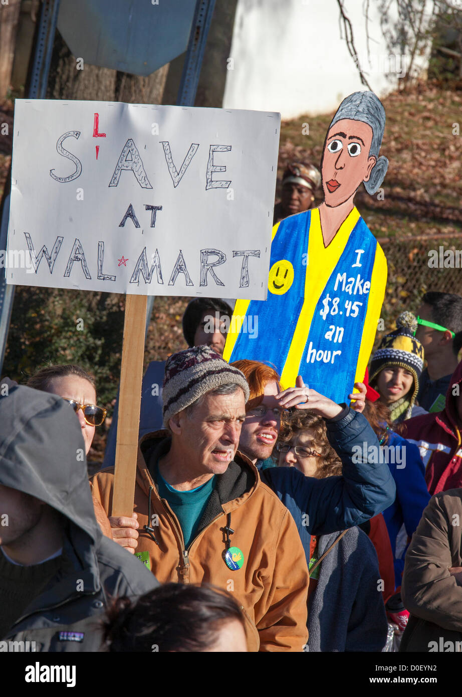 Hyattsville, Maryland - Walmart lavoratori, alcuni di essi in sciopero, rally con i sostenitori al di fuori di uno dei negozi dell'azienda sul Venerdì nero, esige una migliore retribuzione, orario, la disponibilità di cure mediche a prezzi accessibili e rispetto. È stato uno dei molti raduni a Walmart memorizza organizzati dal nostro Walmart, un gruppo affiliato con il Regno alimentare e commerciale unione dei lavoratori. Stati Uniti d'America. Foto Stock