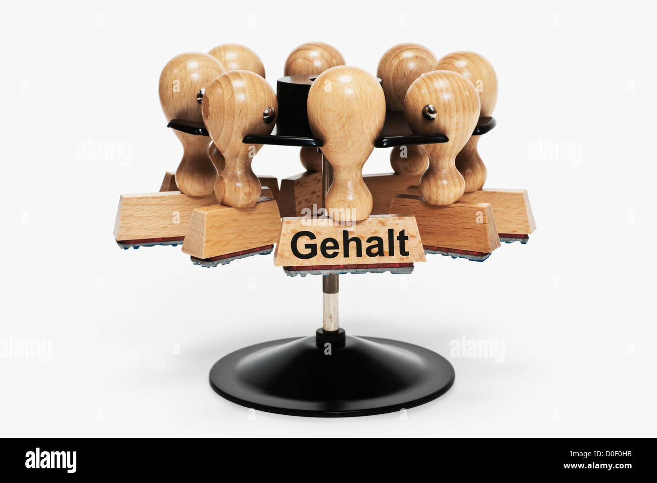Molti francobolli appesa in un timbro rack, uno con il tedesco iscrizione Gehalt (utili), sfondo bianco. Foto Stock