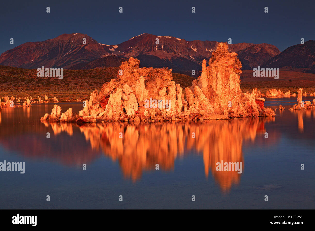 Alba sul lago Mono da sud il tufo. Foto Stock